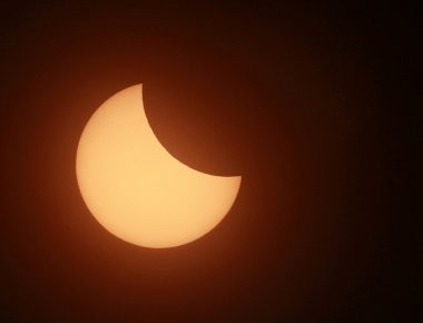 Η έκλειψη ηλίου προκάλεσε ζημιά στην όραση ενός ράπερ (φωτό)